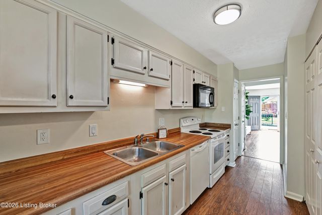 10787 Colonial Woods Way, Louisville, KY 40223