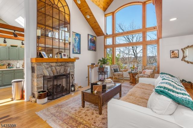 1046 Lakeside Dr E, Vernon Twp., NJ 07422