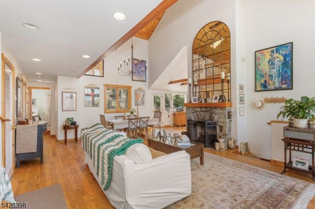 1046 Lakeside Dr E, Vernon Twp., NJ 07422