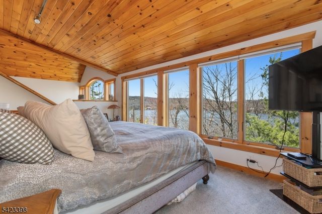 1046 Lakeside Dr E, Vernon Twp., NJ 07422