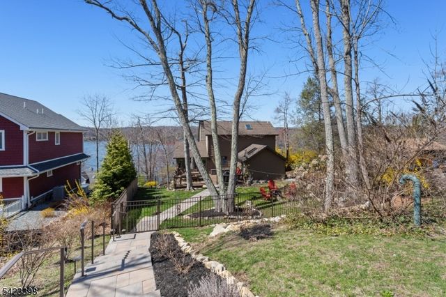 1046 Lakeside Dr E, Vernon Twp., NJ 07422