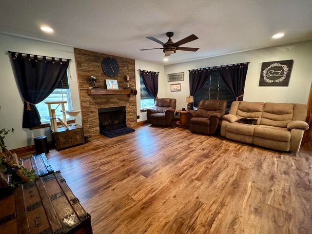 9434 N BOATMAN HILL RD, Columbia, MO 65202