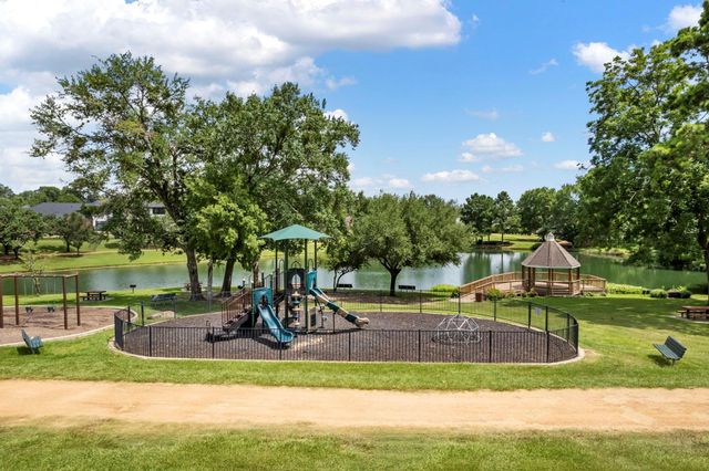 38 Benthaven E, Montgomery, TX 77356