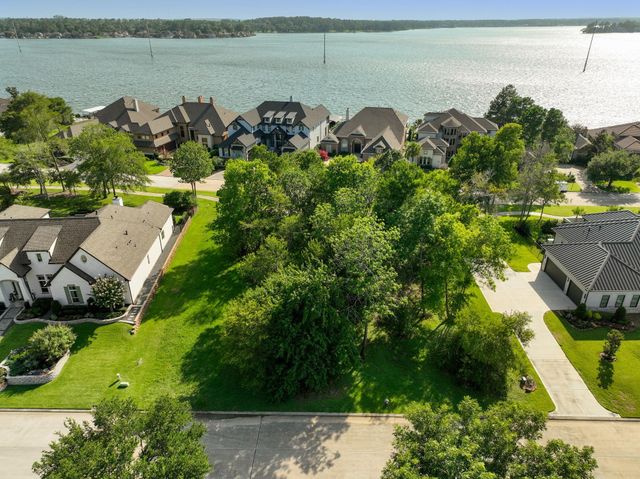 38 Benthaven E, Montgomery, TX 77356