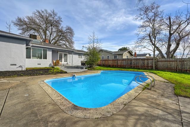 4009 Fairwood Way, Carmichael, CA 95608