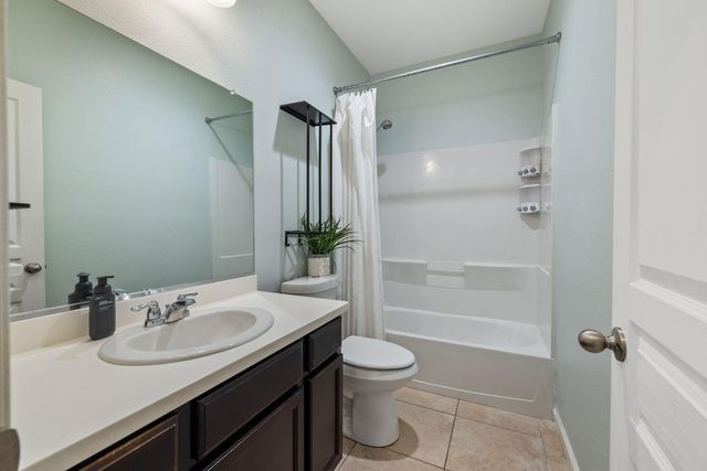 4002 E Cypress Avenue, Visalia, CA 93292