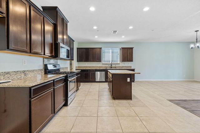 4002 E Cypress Avenue, Visalia, CA 93292