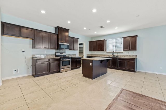 4002 E Cypress Avenue, Visalia, CA 93292