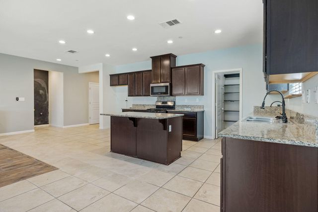 4002 E Cypress Avenue, Visalia, CA 93292