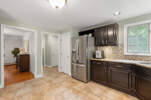 27 Lancashire Dr, Mansfield, MA 02048