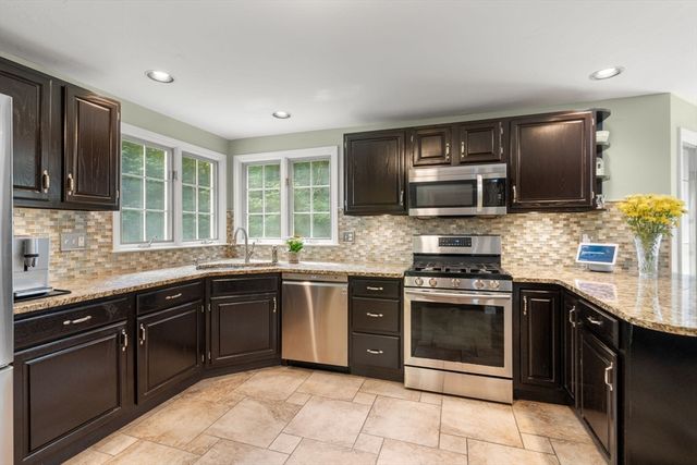27 Lancashire Dr, Mansfield, MA 02048