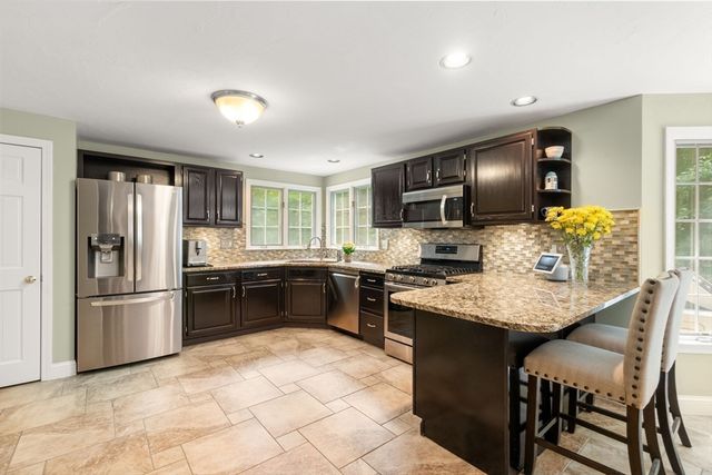 27 Lancashire Dr, Mansfield, MA 02048