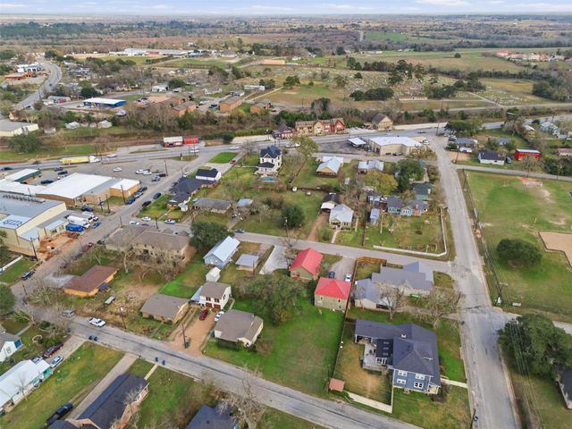 233 S San Antonio Street, Bellville, TX 77418