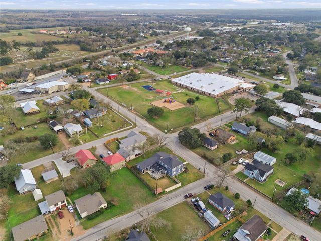 233 S San Antonio Street, Bellville, TX 77418