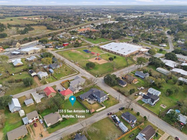 233 S San Antonio Street, Bellville, TX 77418