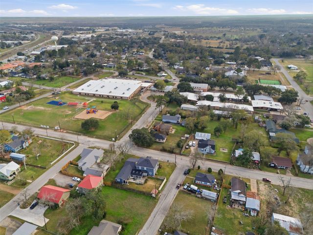 233 S San Antonio Street, Bellville, TX 77418