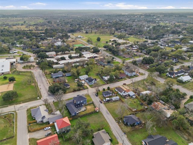 233 S San Antonio Street, Bellville, TX 77418