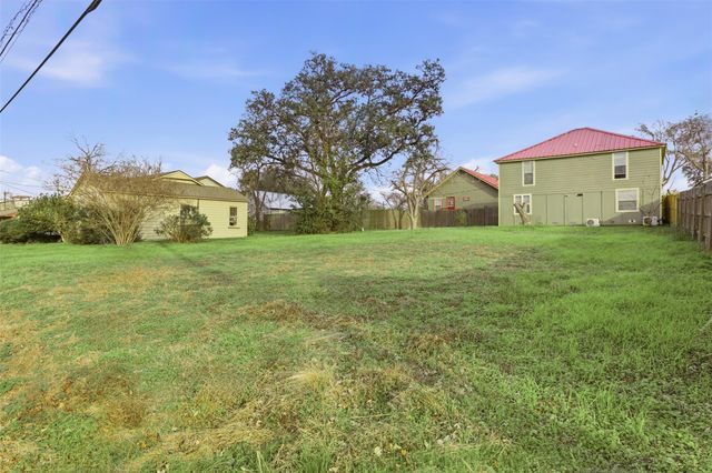 233 S San Antonio Street, Bellville, TX 77418