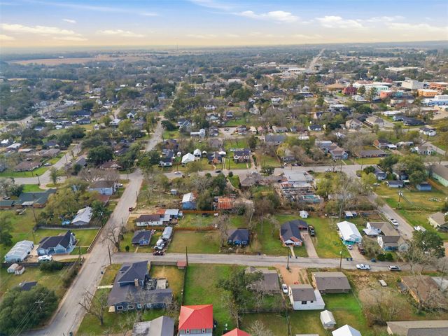233 S San Antonio Street, Bellville, TX 77418