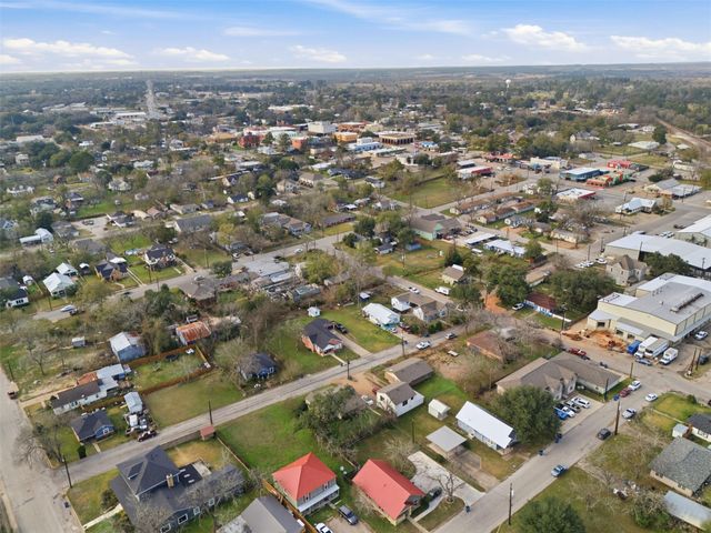 233 S San Antonio Street, Bellville, TX 77418