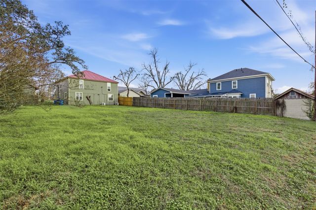 233 S San Antonio Street, Bellville, TX 77418
