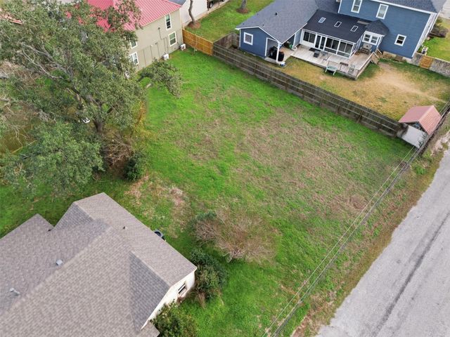 233 S San Antonio Street, Bellville, TX 77418