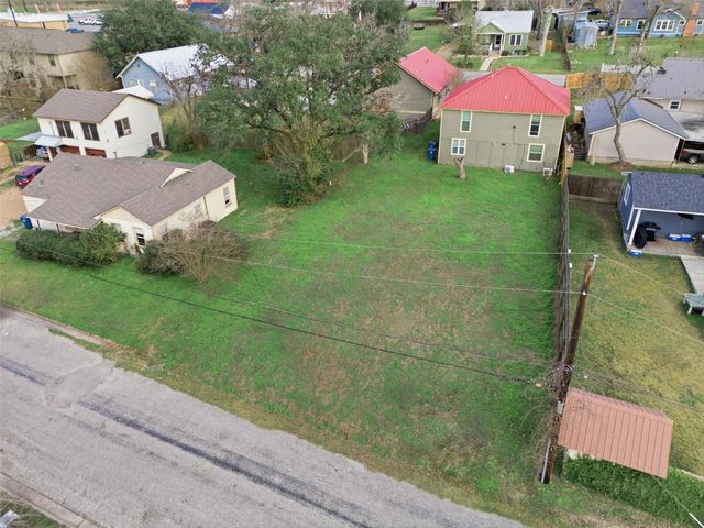 233 S San Antonio Street, Bellville, TX 77418