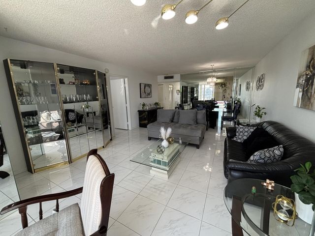 7620 NW 18th Street 308, Margate, FL 33063