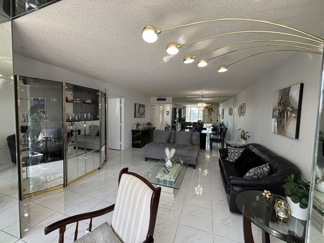 7620 NW 18th Street 308, Margate, FL 33063