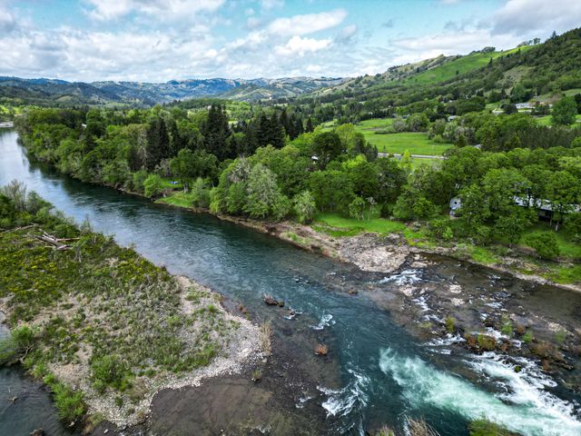 1104 Rio Nes Lane, Roseburg, OR 97470