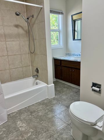 608 N Washington Avenue UPPER, Batavia, IL 60510