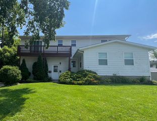 608 N Washington Avenue UPPER, Batavia, IL 60510