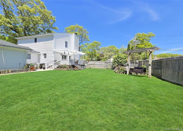 30 Park Avenue, Shirley, NY 11967