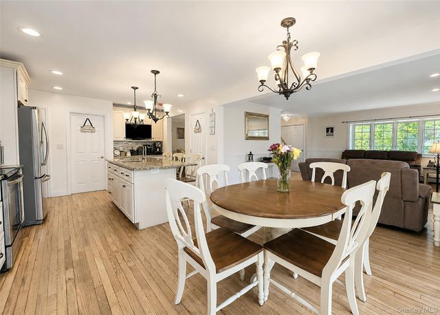 30 Park Avenue, Shirley, NY 11967