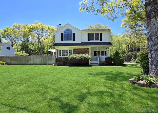 30 Park Avenue, Shirley, NY 11967
