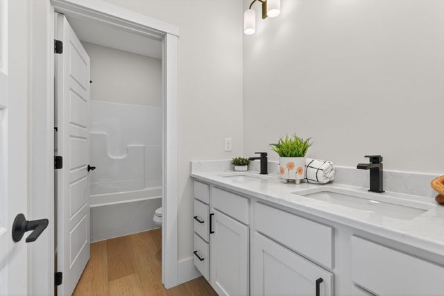 7091 SPRING CREEK Drive, Bettendorf, IA 52722