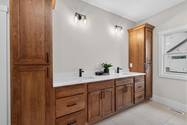 7091 SPRING CREEK Drive, Bettendorf, IA 52722