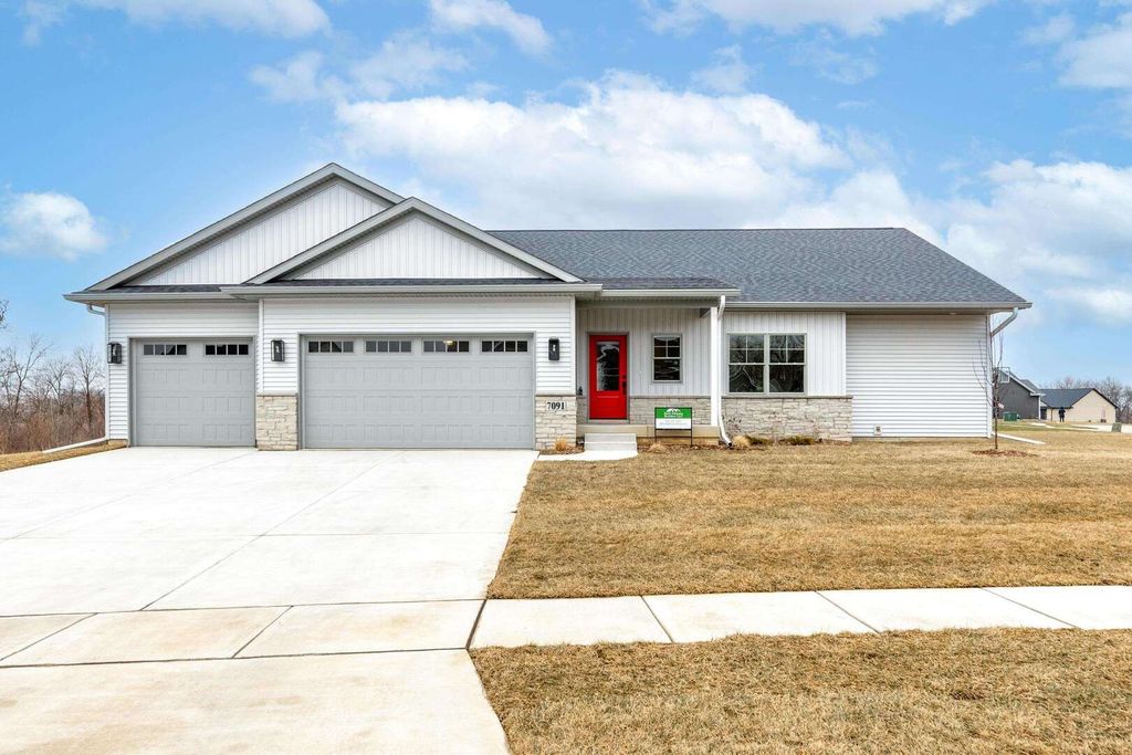 7091 SPRING CREEK Drive, Bettendorf, IA 52722
