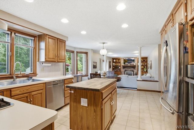 110 Londonderry Lane, Amherst, NY 14068