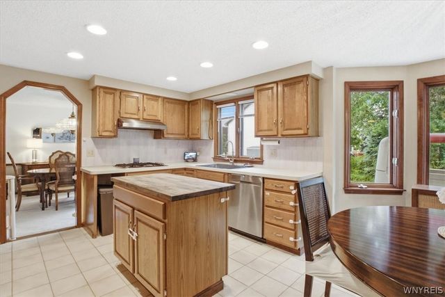 110 Londonderry Lane, Amherst, NY 14068