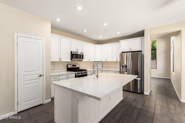 6804 W LONE CACTUS Drive, Glendale, AZ 85308