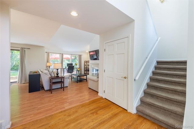 9422 Hawthorne Glen Drive, Grosse Ile Township, MI 48138