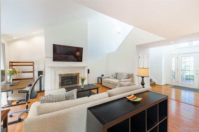 9422 Hawthorne Glen Drive, Grosse Ile Township, MI 48138