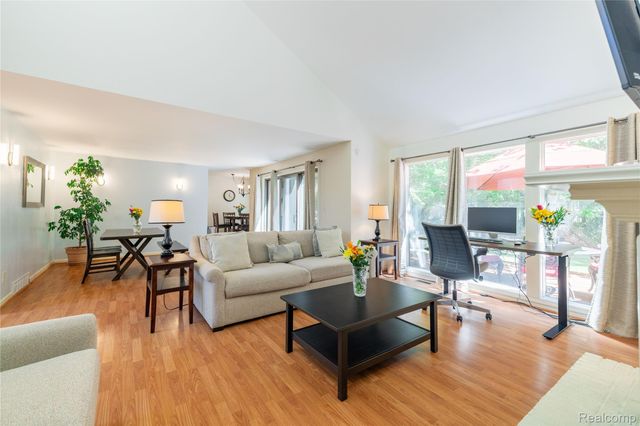 9422 Hawthorne Glen Drive, Grosse Ile Township, MI 48138