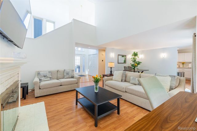 9422 Hawthorne Glen Drive, Grosse Ile Township, MI 48138