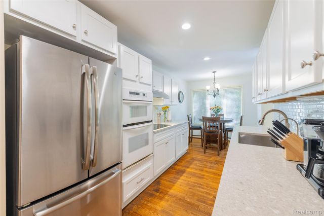 9422 Hawthorne Glen Drive, Grosse Ile Township, MI 48138