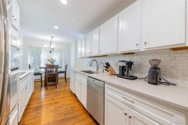 9422 Hawthorne Glen Drive, Grosse Ile Township, MI 48138