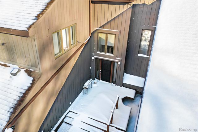 9422 Hawthorne Glen Drive, Grosse Ile Township, MI 48138