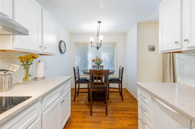 9422 Hawthorne Glen Drive, Grosse Ile Township, MI 48138