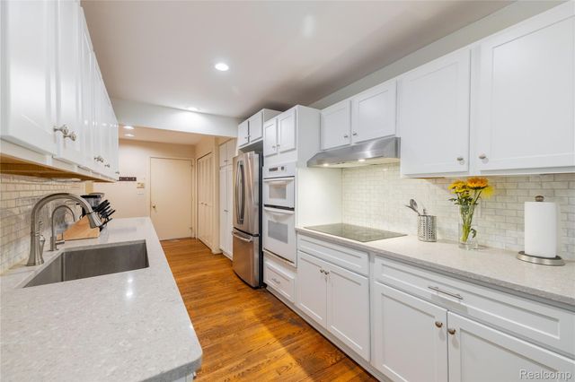 9422 Hawthorne Glen Drive, Grosse Ile Township, MI 48138